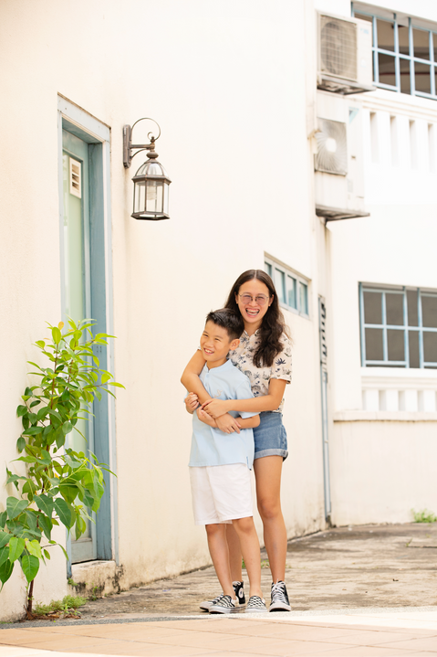 Siblings hugging at Duxton Hill – family photography Singapore