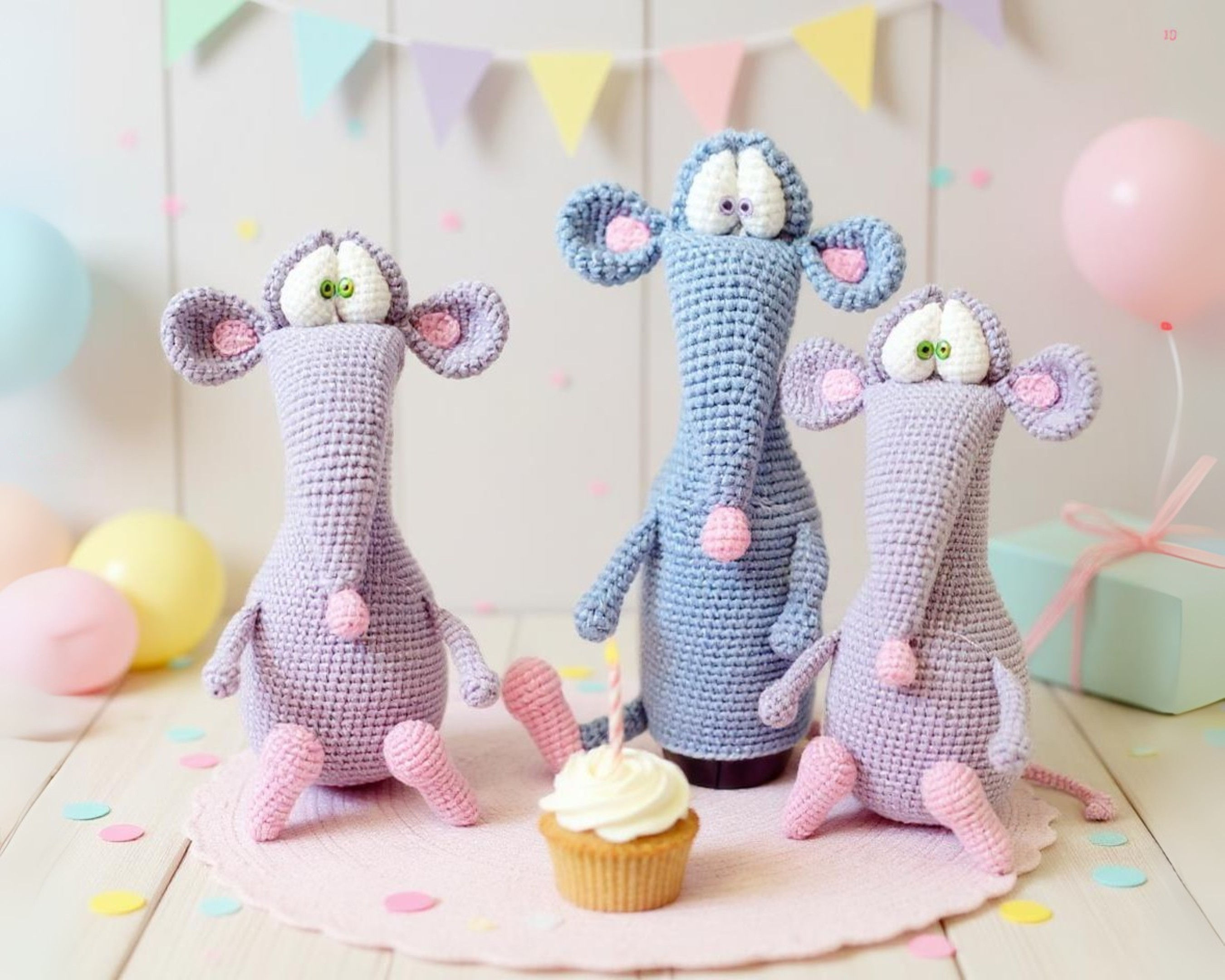 Drei gehäkelte Ratten Valerik mit einem Cupcake