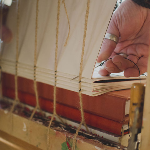 Fabrication artisanale d'un grimoire cuir, vue par Allison Aubry, photographe