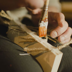 Fabrication artisanale d'un grimoire cuir, vue par Allison Aubry, photographe