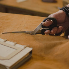 Fabrication artisanale d'un grimoire cuir, vue par Allison Aubry, photographe