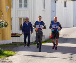 Are Hjelt og Øystein Eugene Hermstad løper gjennom fiskeværet Veiholmen.