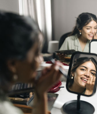 Novia maquillándose en los preparativos
