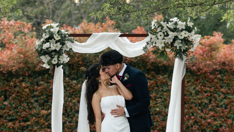 Retrato de novios en el altar