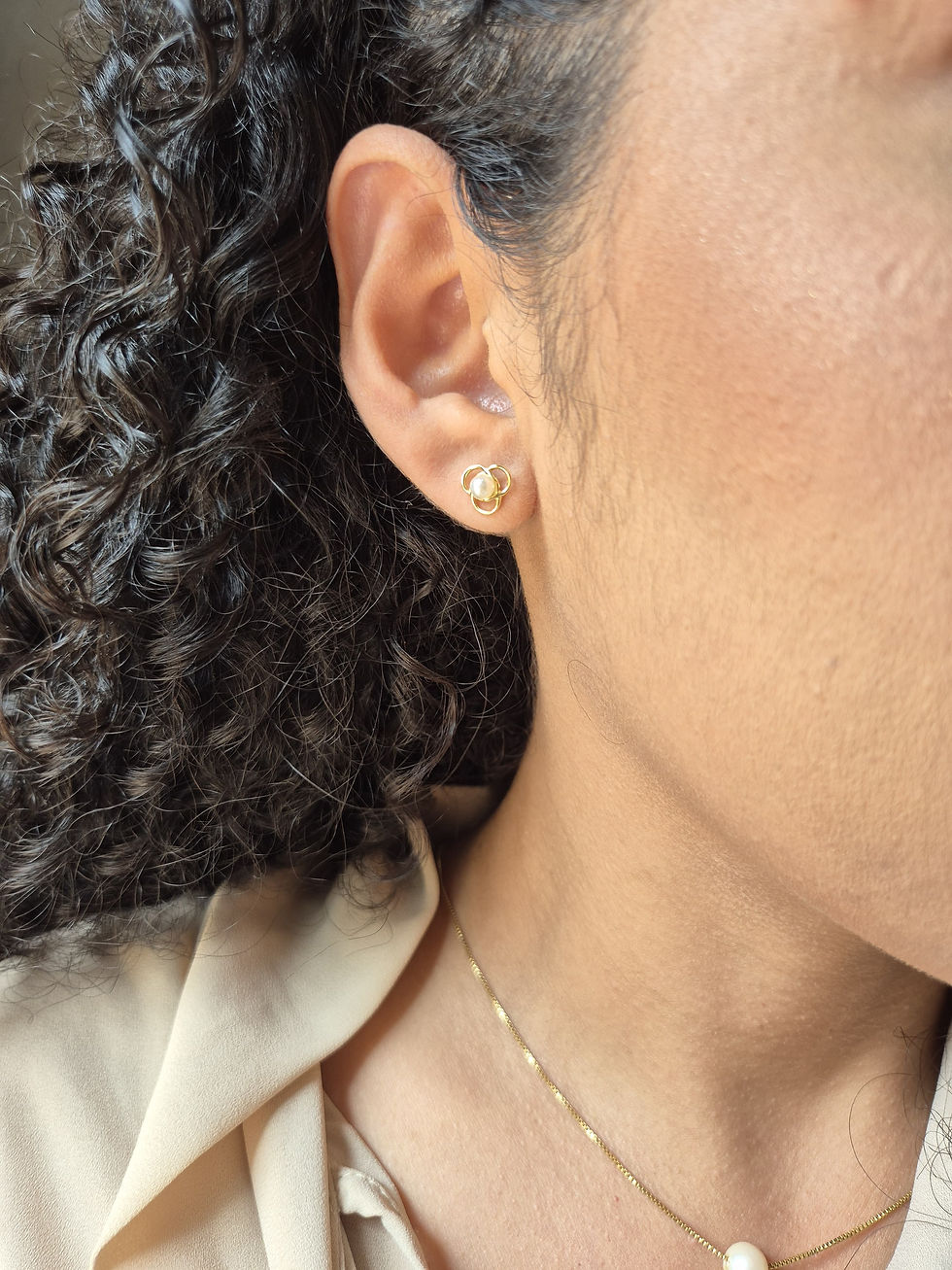 Miniatura: Brinco flor, banhado em ouro 18k, com pérola.