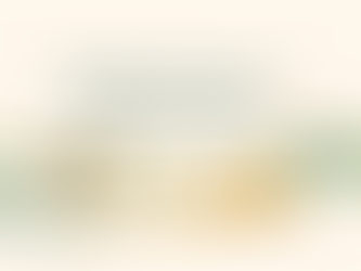 Ilustração sobre inteligência financeira com moedas em crescimento, ampulheta, caderno de planejamento e seta apontando para uma casa, simbolizando constância e construção de riqueza no longo prazo.