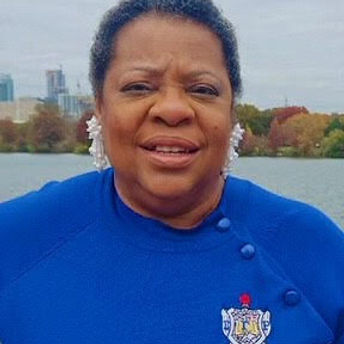 Robin's Headshot.jpg