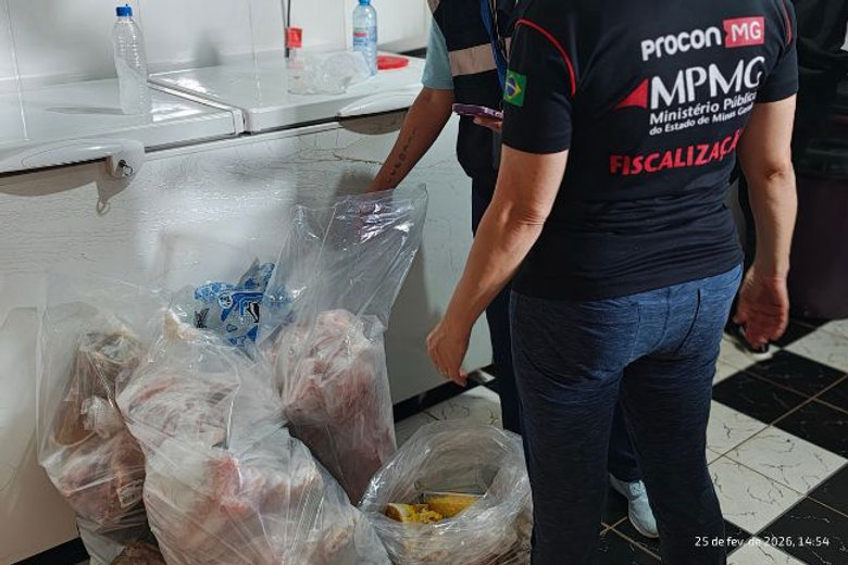 Procon-MPMG interdita seis estabelecimentos e apreende 492 kg de alimentos impróprios em Araguari