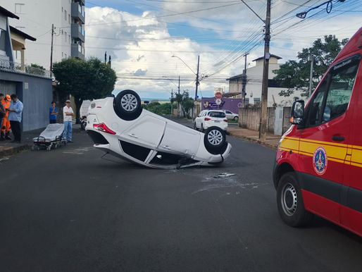 Colisão seguida de capotamento mobiliza equipes de resgate na Avenida Brasil, no bairro Umuarama, em Uberlândia