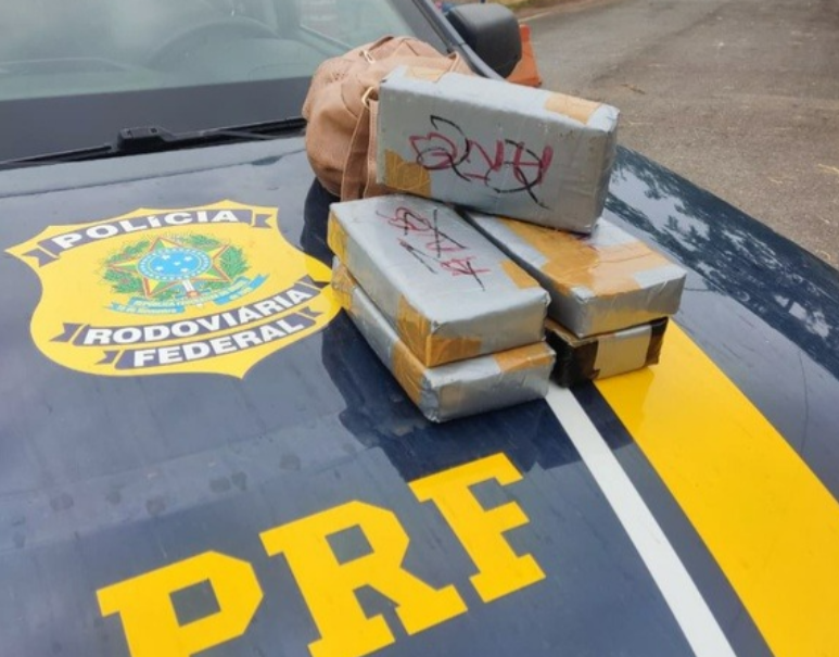 Passageira é presa com 5,6 kg de crack em ônibus interestadual na BR-365