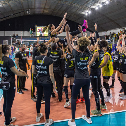 Praia Clube vence Tijuca e marca despedida de Carol Gattaz com emoção