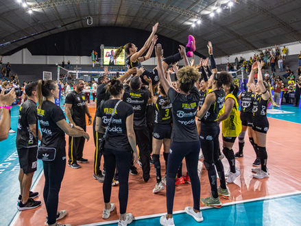 Praia Clube vence Tijuca e marca despedida de Carol Gattaz com emoção