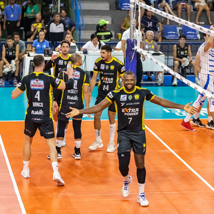 Em noite histórica, Praia Clube bate Sada Cruzeiro e faz UTC explodir