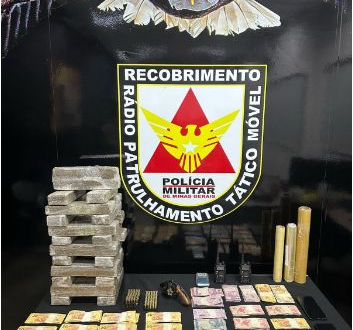 Homem é preso com 24 barras de maconha, arma e quase R$ 5 mil no bairro Minas Gerais, em Uberlândia