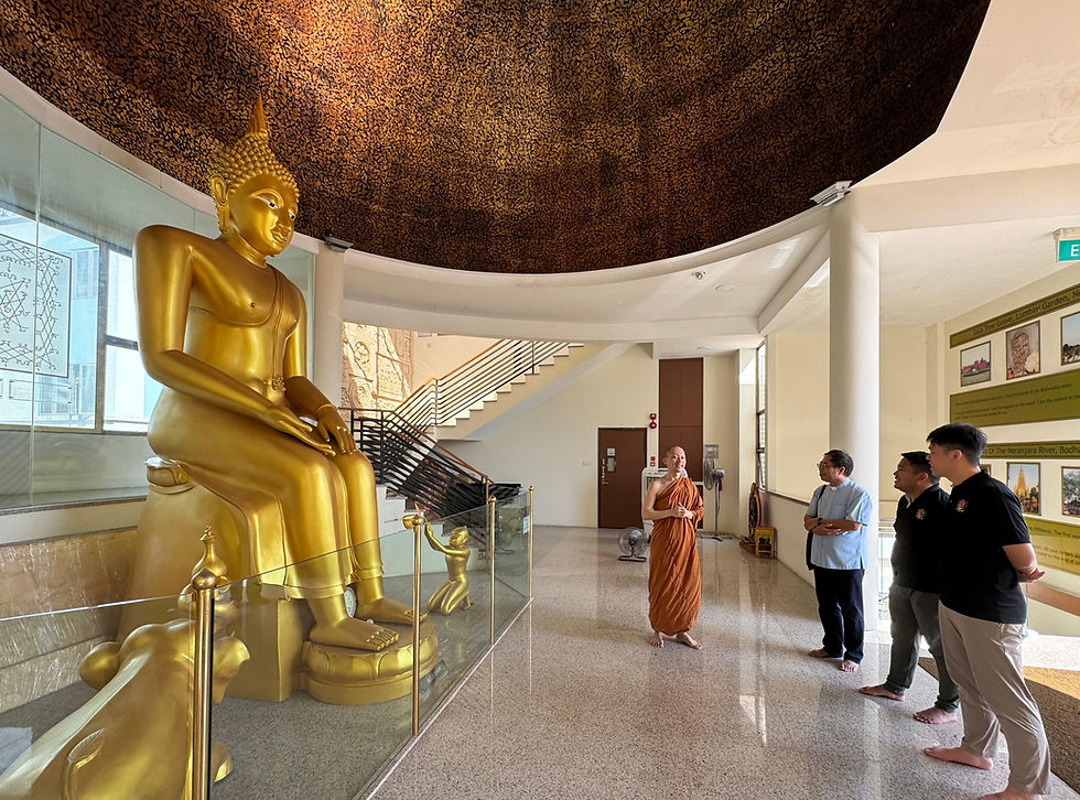 Phra Goh introducing the Palelai Buddha Hall. He also explained the story of the Buddha, sitting in Pārileyyaka Forest and receiving offerings from two animals, a monkey and an elephant.