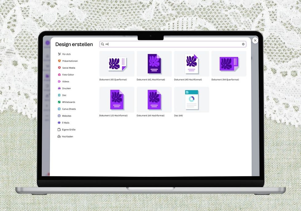 Laptopbildschirm zeigt Designoptionen mit lila Symbolen in einem Dokumenteneditor. Hintergrund mit beigem, gemusterten Stoff.
