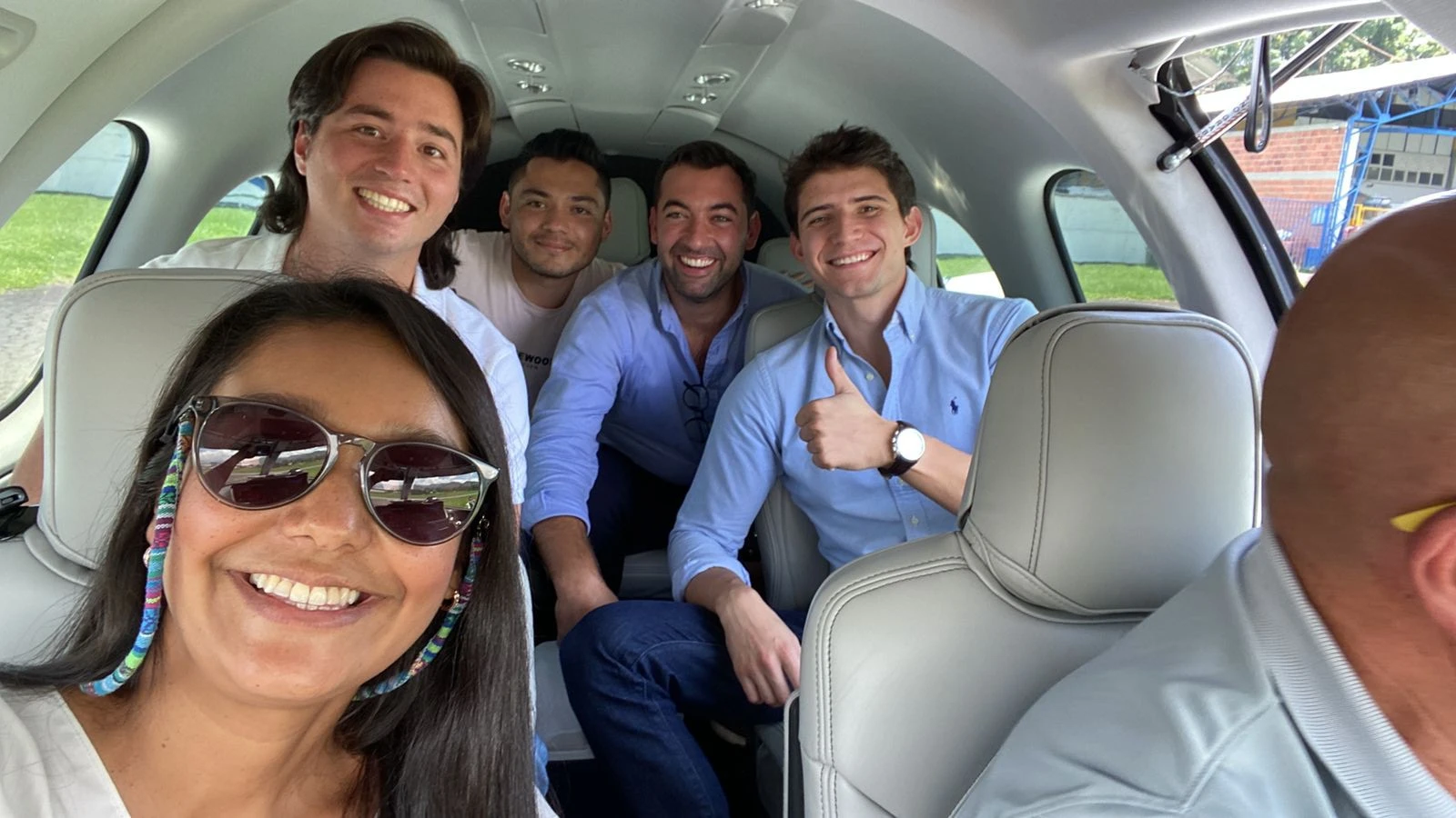 Viajeros de negocio en un vuelo de Flapz