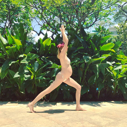 32 éves nő kismama jógázik 