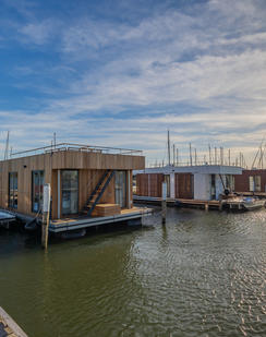 Deze Surla's liggen in Monnickendam en zijn te huur via www.surla.nl of airbnb of booking.com