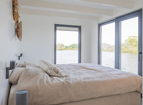 In de houseboat zijn 3 slaapkamers. Dit is 1 slaapkamer met prachtig uitzicht over het meer. Alle sl