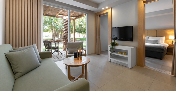 living area with view to the garden and to the bedroom