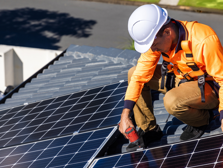 Thuisbatterij kopen in 2025? Waarom steeds meer huishoudens kiezen voor slimme energieopslag