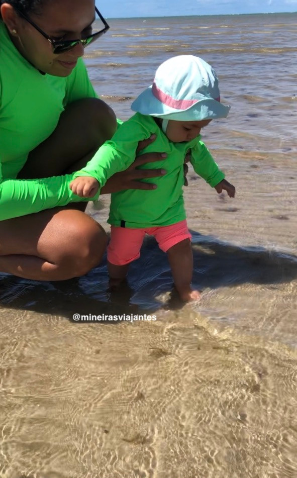 Sarah na praia