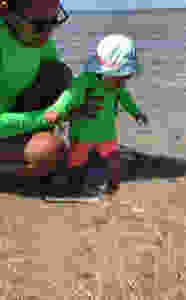 Sarah na praia