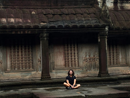 Ragazzo in meditazione ad Angkor Wat