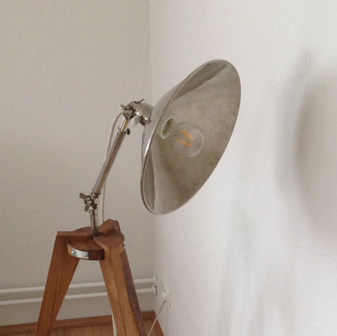 Diese Upcycling-Leuchte ist etwas ganz besonderes.
Für den Bau wurden uraltes Eichenholz und eine alte Wärmelampe wierderverwendet.