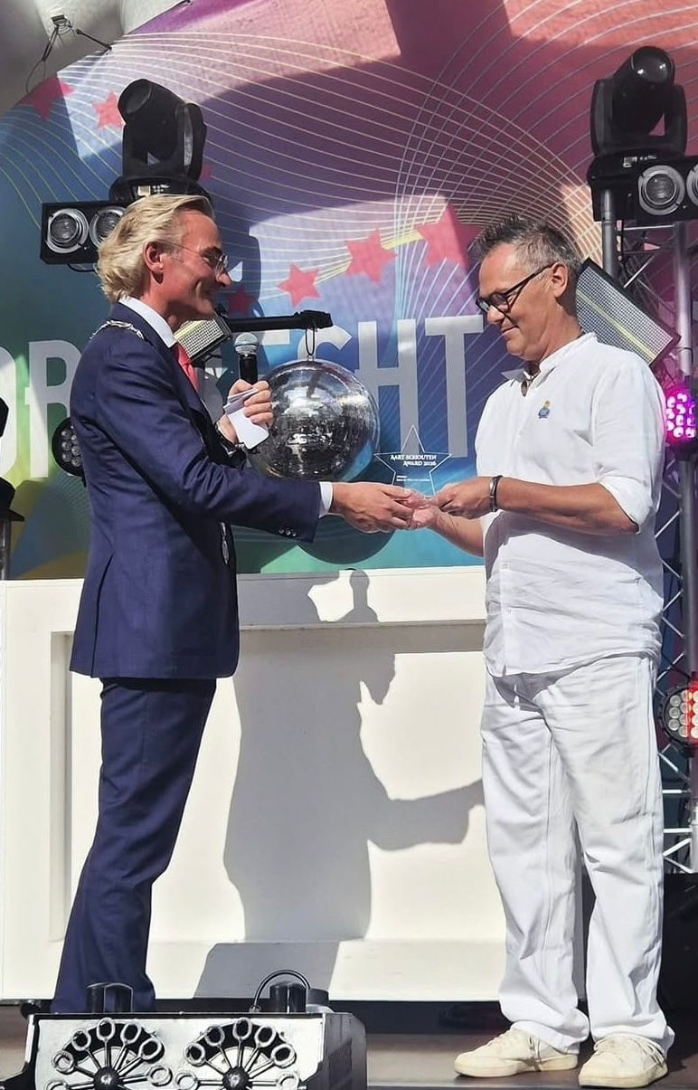 Foto: Jarko de Witte van Leeuwen ontvangt de Aart Schouten Award uit handen van burgemeester Nanning Mol.