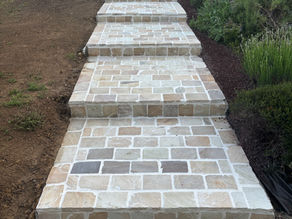 Allée et escalier extérieur en pavé grès beige – Aménagement paysager élégant