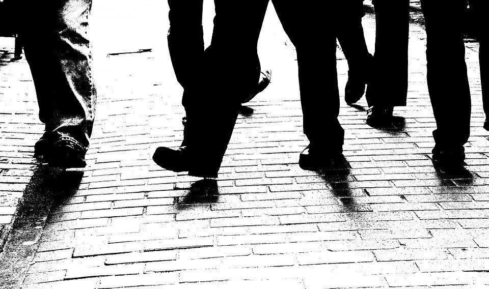 pés caminhando