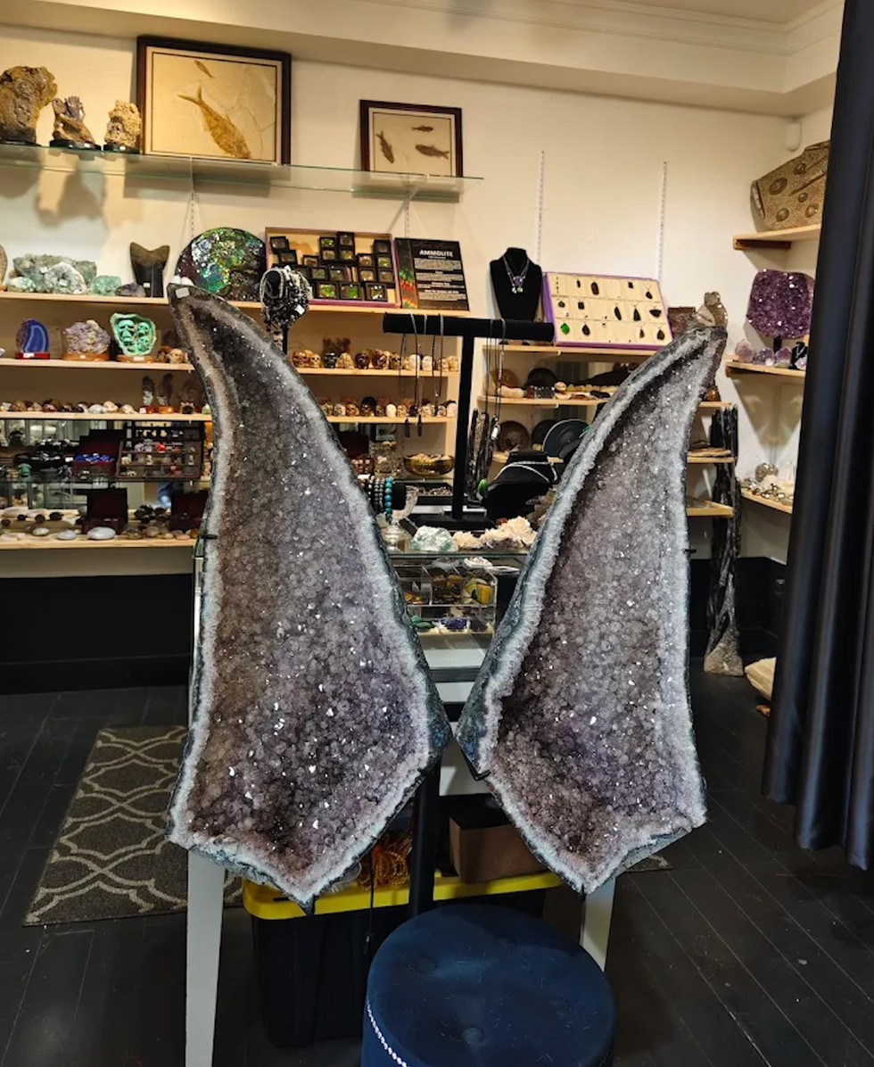 a store filled with lots of crystals and jewelry