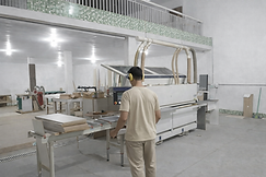 Trabalhador ajustando a máquina CNC.png