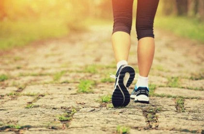 une personne qui pratique la marche 