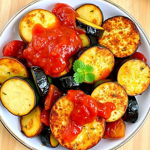 Fried eggplants, zucchini, potatoes and capsicum in a tomato sauce / Τηγανιτά λαχανικά με κόκκινη σάλτσα