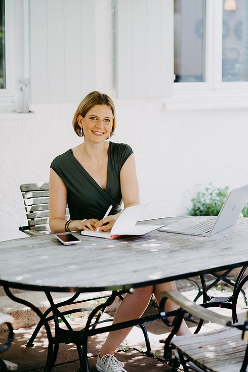 Dein Coach für Singles, Liebe und Beziehungen. Als systemischer Coach mit den Schwerpunkten Hypnose und Aufstellungsarbeit und als zertifizierte Emotionscode-Anwenderin helfe ich Menschen, sich wieder für die Liebe zu öffnen.