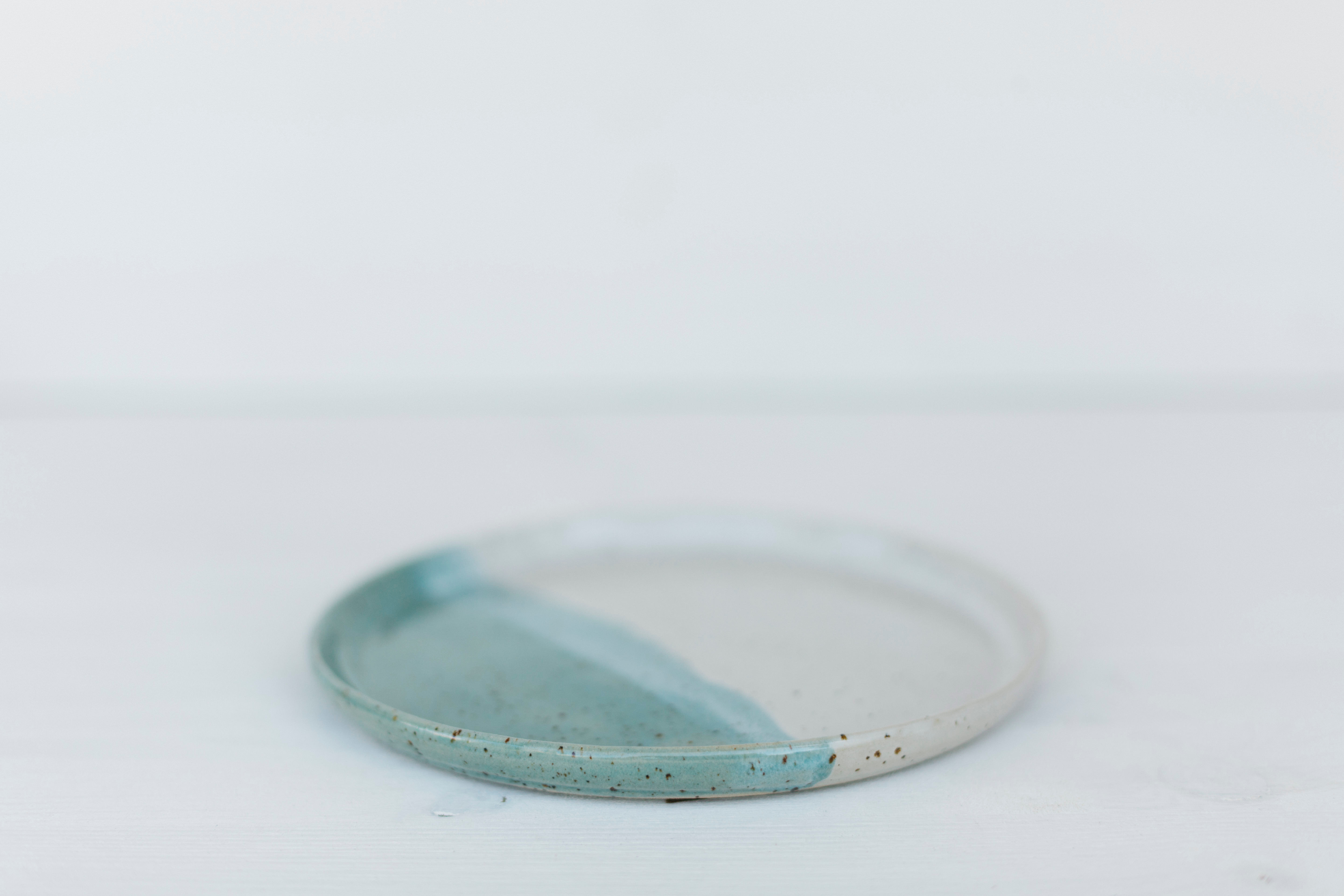 kleiner Teller in türkis aus handgetöpferter Keramik online kaufen