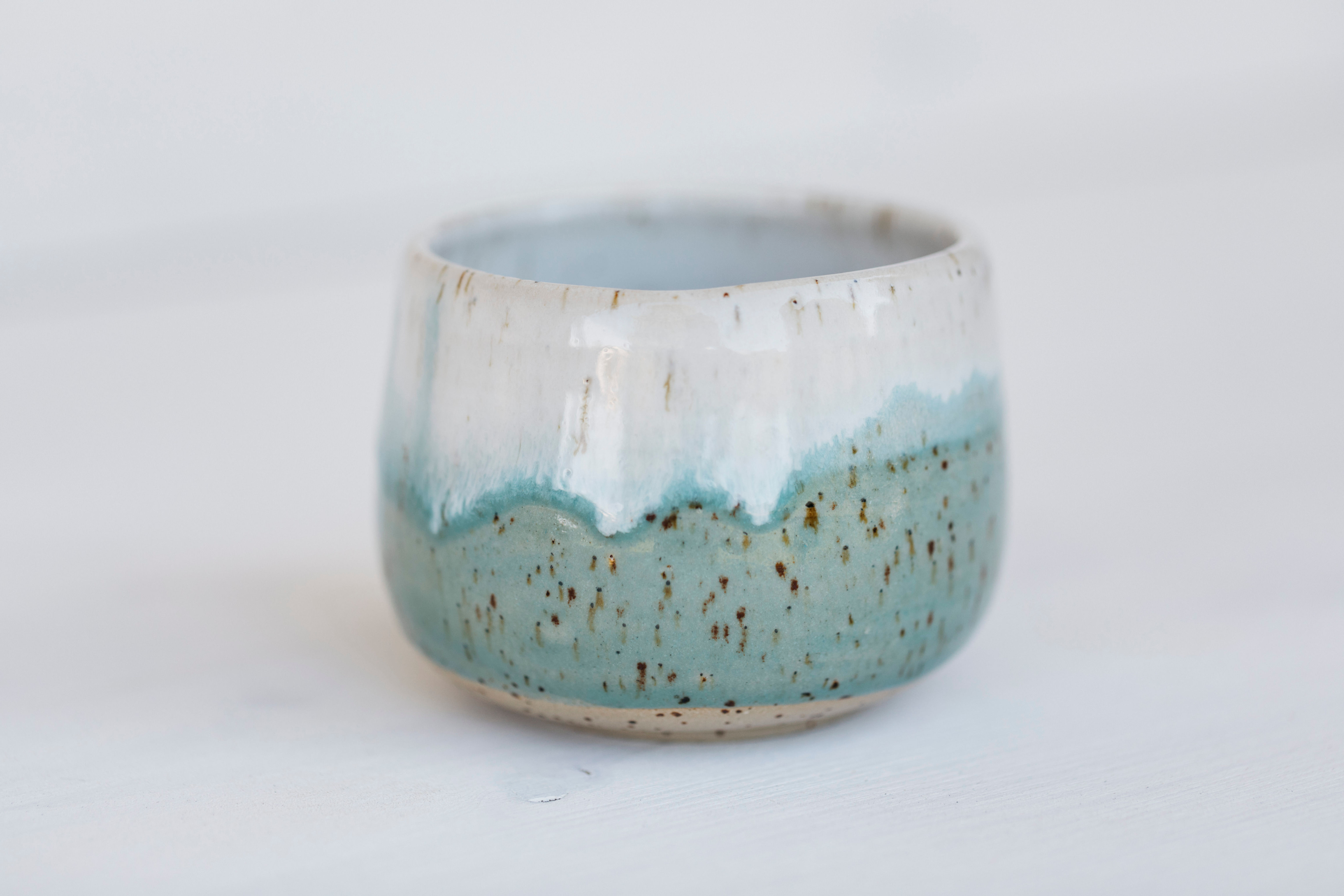 Handgetöpferter Becher aus Steinzeug Keramik in türkis online kaufen