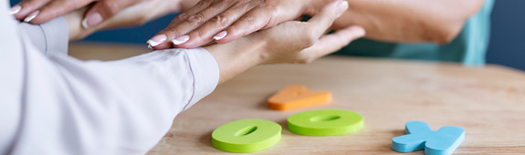 frau-die-eine-ergotherapiesitzung-mit-einem-psychologen-macht-2.jpg