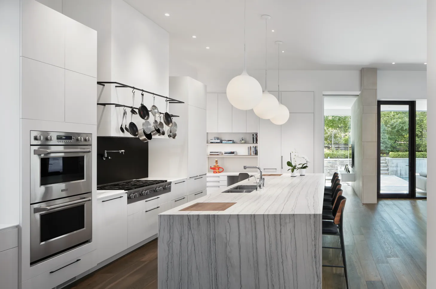Russell Hill Residence. Photography by Ben Rahn / A-Frame Inc.