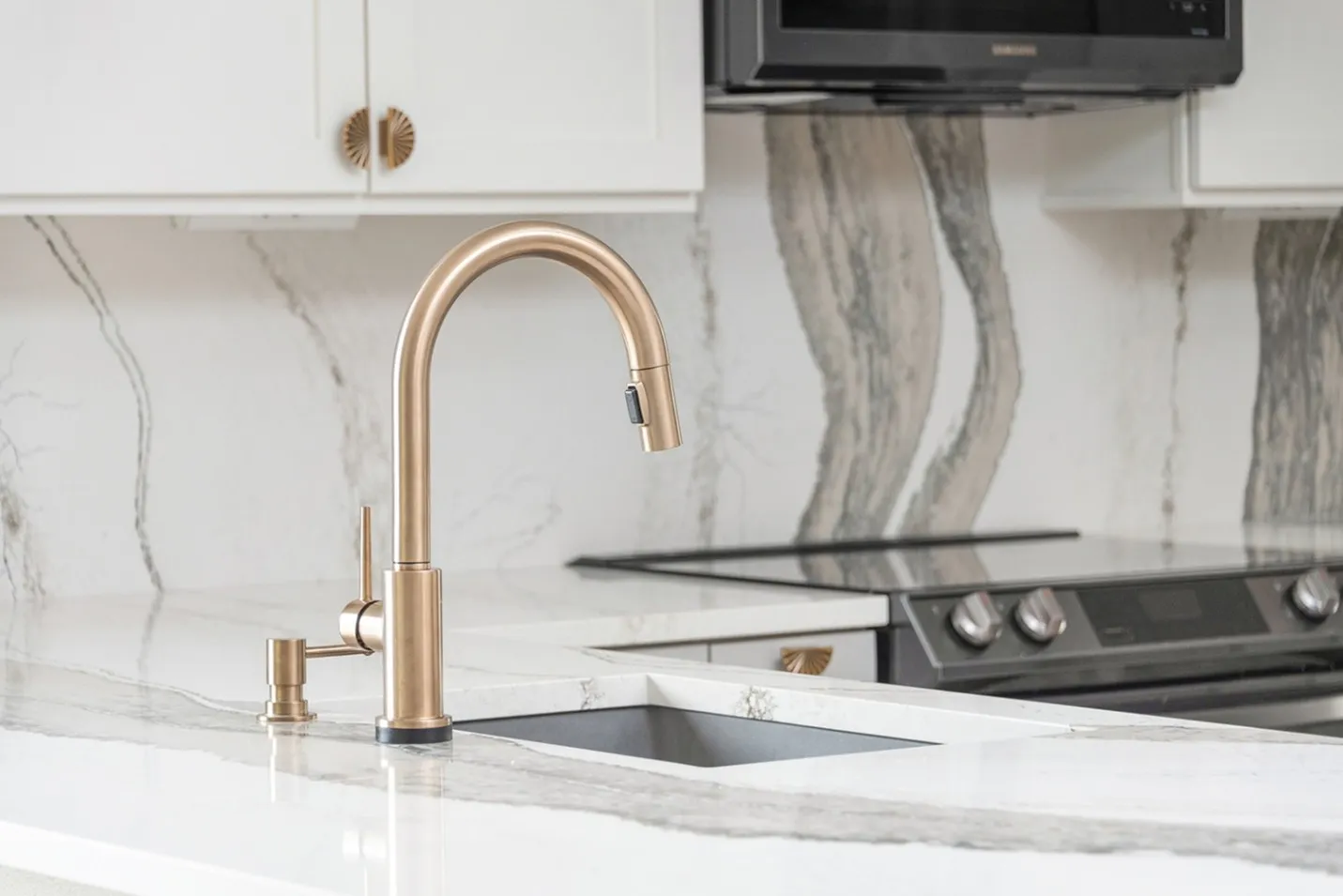 Solid Slab Backsplash. Image courtesy of: S&W Kitchens