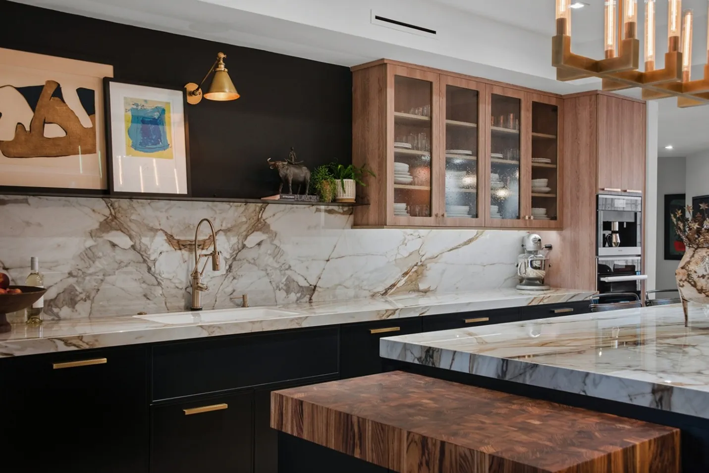 Solid Slab Backsplash. Image courtesy of: S&W Kitchens