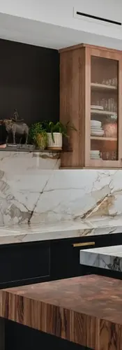 Solid Slab Backsplash. Image courtesy of: S&W Kitchens