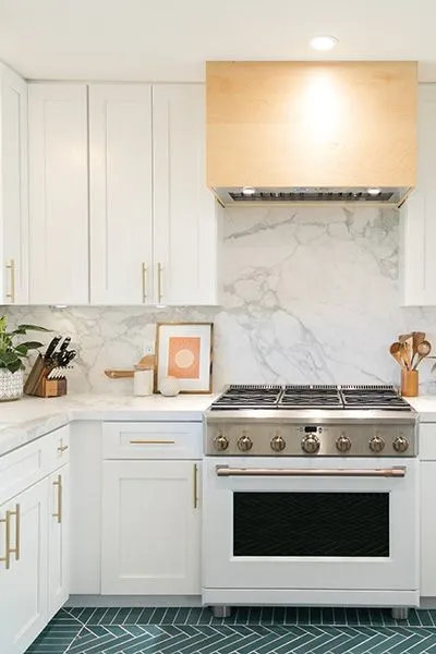 Solid Slab Backsplash. Image courtesy of: S&W Kitchens
