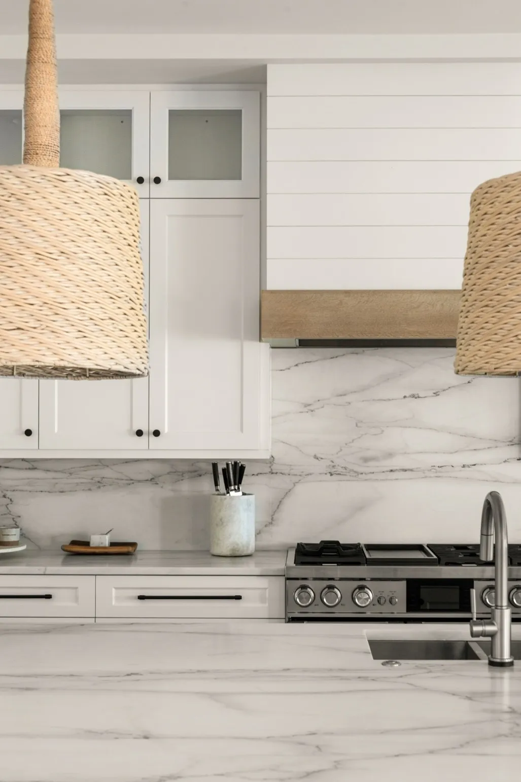 Solid Slab Backsplash. Image courtesy of: S&W Kitchens