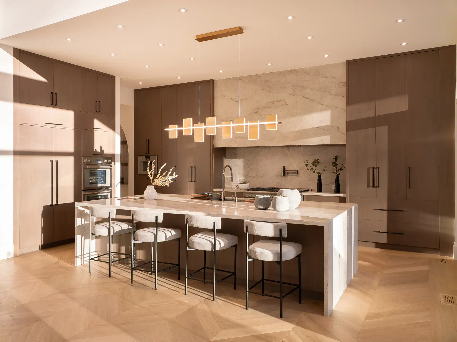 Port Credit Custom Residence:A Lake Ontario Masterpiece. Image courtesy of: Studio Kimi Interior Inc