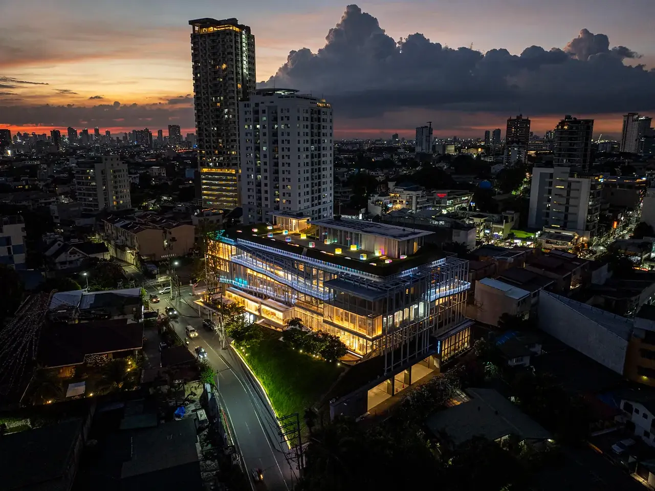 Manila Shopping Mall. Photography by Jar Concengco
