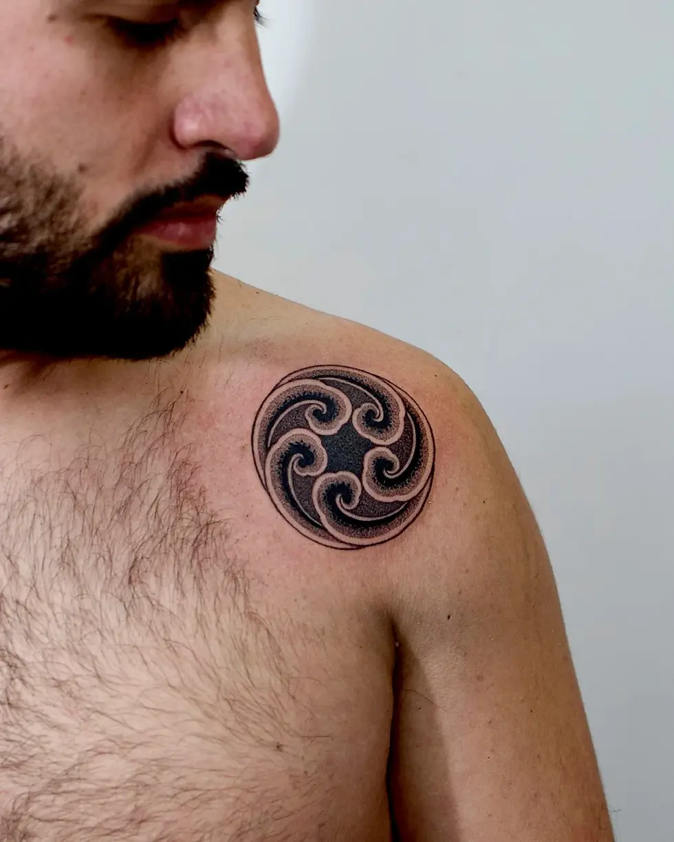 4-vezofit-4x5-korean-traditional-shoulder-frame-seoul-ink-tattoo-resident-artist-travel-cu.webp